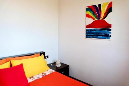 ein Schlafzimmer mit einem Bett und einem Wandgemälde in der Unterkunft B&B DA CHIARA SEA SIGHT in Sorrent