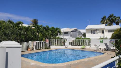 una piscina frente a una casa en Studio Le Colibri avec citerne tampon, les marines ,marina de saint François, en Saint-François