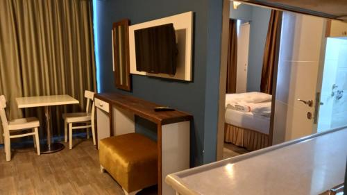a room with a sink and a room with a bed at EVLAND CiTY SUiT in Adana