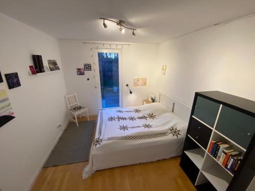 a bedroom with a bed and a book shelf at Platz, Natur, Lüneburg - Villa Heidberg in Bienenbüttel