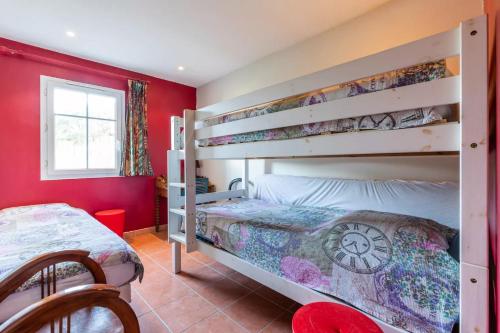 En eller flere senge i et værelse på Maison pour 4 personnes près des golfs