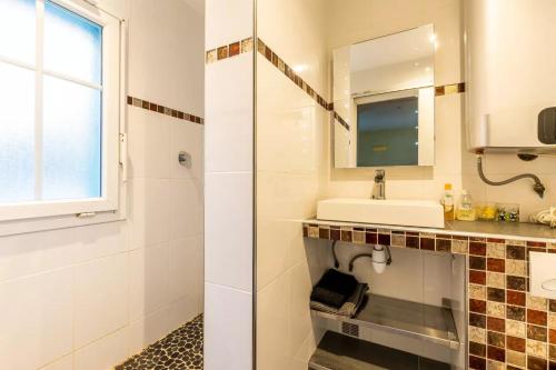 Et badeværelse på Maison pour 4 personnes près des golfs