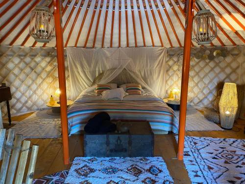 1 dormitorio con 1 cama en una yurta en Les Hôtes de Sermaize, en Bois-le-Roi