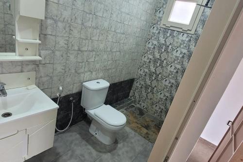 a bathroom with a toilet and a sink at ILY House : Villa de plage avec piscine sans vis-à-vis. in Bejaïa