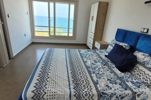 a bedroom with a bed with a view of the ocean at ILY House : Villa de plage avec piscine sans vis-à-vis. in Bejaïa