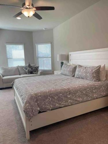 a bedroom with a bed and a ceiling fan at Spacious and fully equipped family house for 10 in Shenandoah
