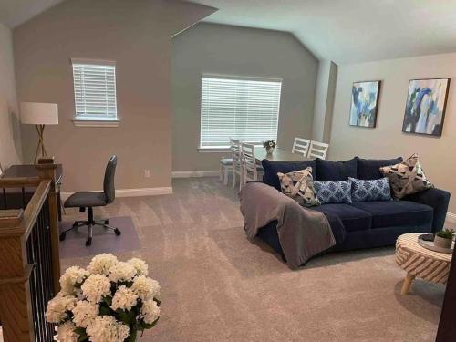 a living room with a blue couch and a table at Spacious and fully equipped family house for 10 in Shenandoah
