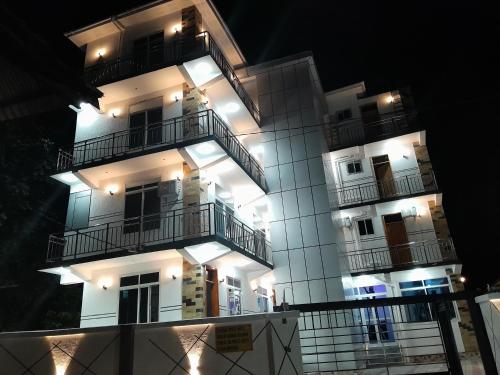 een hoog wit gebouw met 's nachts verlichting bij DODOMA WHITE HOTEL in Dodoma