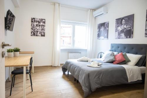 - une chambre avec un lit et un bureau dans l'établissement Tiburtina Home, à Rome