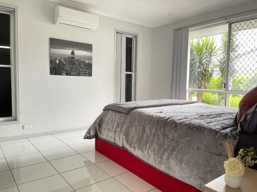 1 dormitorio con cama y ventana grande en Chill at Runaway Bay, en Gold Coast