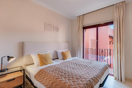 1 dormitorio con 1 cama y balcón en Secret View Elviria Gardens en Marbella