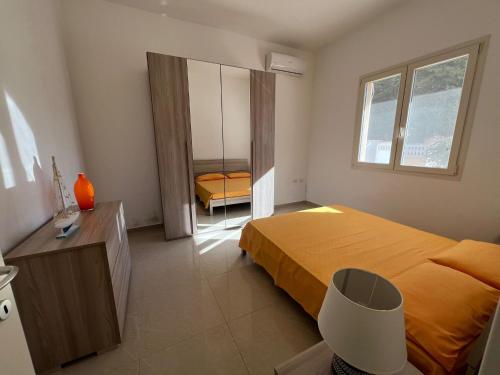 Schlafzimmer mit einem Bett, einem Schreibtisch und einem Fenster in der Unterkunft Aurora e Alba in Casalabate