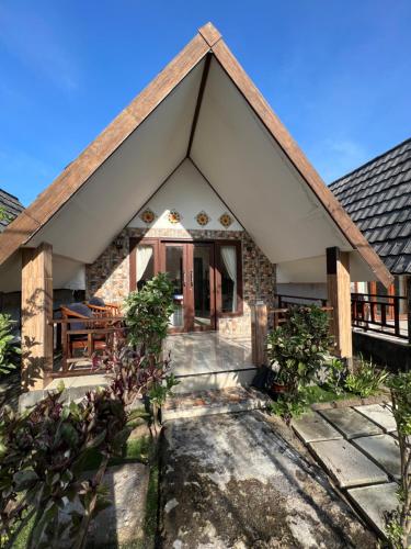 a villa with a view of the front of the house at Meno Melani guesthouse in Gili Meno
