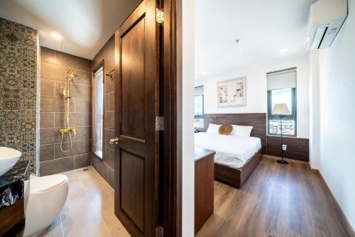 Bathroom sa Langmandi Hotel & Apartment