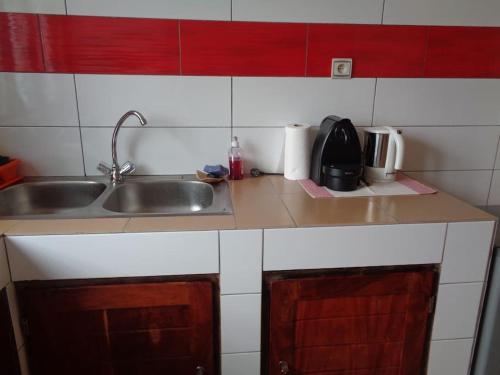 cocina con fregadero y encimera en Super Appartement à 10mn de la mer, en Cotonou