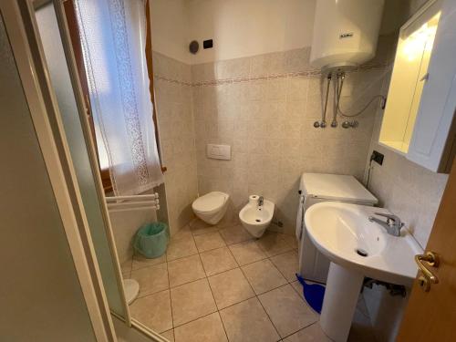 een kleine badkamer met een toilet en een wastafel bij Villa Dascia - Agenzia Cocal in Caorle