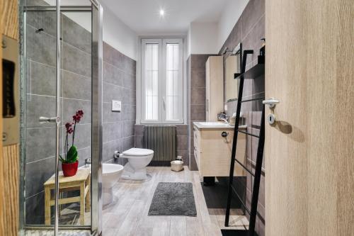 een badkamer met een toilet en een wastafel bij Double Rooms in zona Città Studi in Milaan