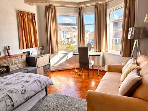 salon z kanapą i łóżkiem w obiekcie Winton house home stay w Bournemouth