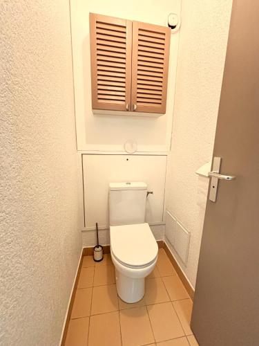 a small bathroom with a toilet with a window at CAMARG'Beach Vue mer-Piscines-Plages-Tennis-Parking-4PERS in Le Grau-du-Roi