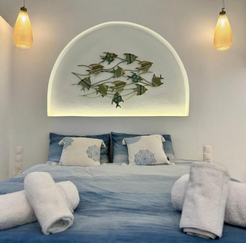 - une chambre avec un lit avec un étendoir au-dessus dans l'établissement Central Cycladic Cove in Naxos Town, à Naxos Chora