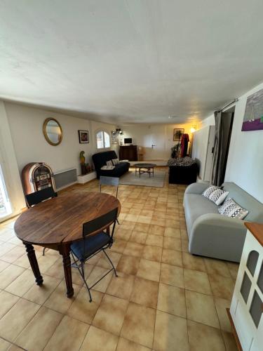 un salon avec une table et un canapé dans l'établissement Appartement Piscine LA CIOTAT - CEYRESTE, à Ceyreste
