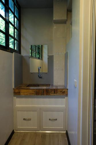 uma casa de banho com um lavatório e um espelho em VIEDA HOTEL em Caticlan