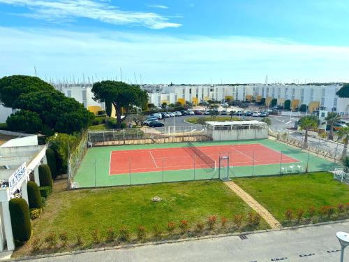 an aerial view of a tennis court in a city at CAMARG'Beach Vue mer-Piscines-Plages-Tennis-Parking-4PERS in Le Grau-du-Roi