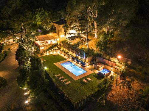 アルカモにあるVilla Tommaso Maruggi, Sicilia, con Jacuzzi e piscina privataの夜の家屋の空中を望む