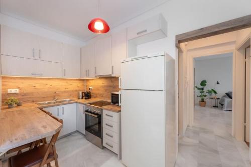 A kitchen or kitchenette at Cozy 1Bdrm Apt/walk to the beach