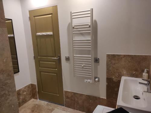 a bathroom with a green door and a sink at maison luxe cléo aeroport tillé 4 personnes in Tillé