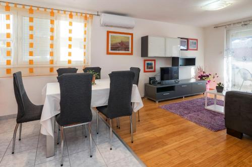 Sunny 1BD near Firule Beach - Balcony & Peaceful Stay
