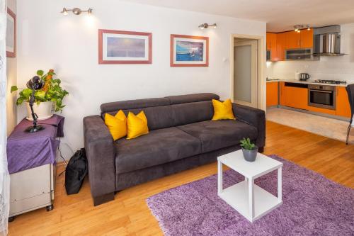 Sunny 1BD near Firule Beach - Balcony & Peaceful Stay