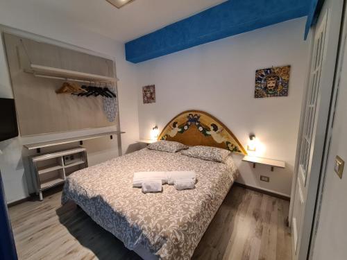 ein Schlafzimmer mit einem Bett mit zwei Handtüchern darauf in der Unterkunft Il Rosmarino Apartment in Taormina