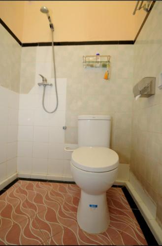 uma casa de banho com um WC e um chuveiro em Joyful Home 2 em Yogyakarta