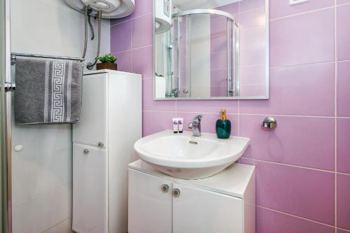 Sunny 1BD near Firule Beach - Balcony & Peaceful Stay