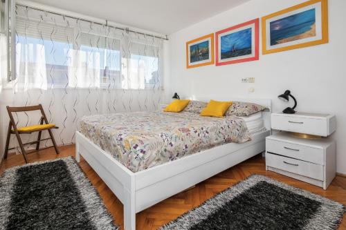 Sunny 1BD near Firule Beach - Balcony & Peaceful Stay