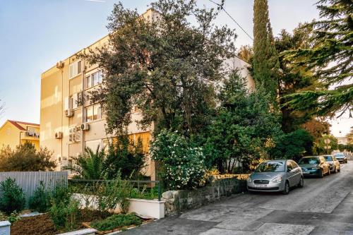 Sunny 1BD near Firule Beach - Balcony & Peaceful Stay