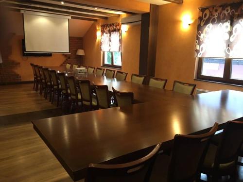 a conference room with a long table and chairs at Motel Royal in Tuzla