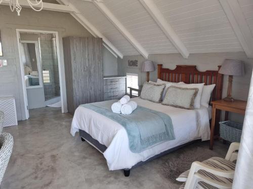 um quarto com uma cama com duas toalhas em Manatoka Unit 3 em Jacobs Bay