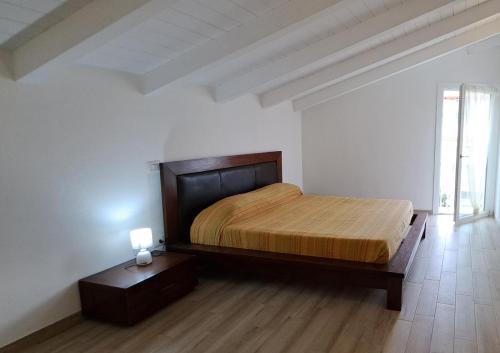 a bedroom with a large bed in a white room at SUITE BLANC APARTMENTS - Monolocali indipendenti con cucina e bagno privato - Check-in e check-out con codice in autonomia h24 - Terrazza in comune NECESSARIO AVERE WATHSAPP O APP DI MESSAGGISTICA ISTANTANEA PER FOTO E VIDEO in Guspini