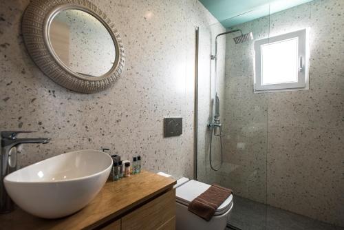 bagno con lavandino, specchio e doccia di V-rooms in Milos Cyclades a Pollonia