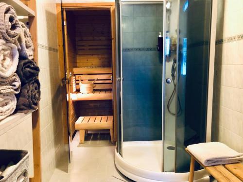 La salle de bains est pourvue d'une douche avec une porte en verre. dans l'établissement Detached house Mämmensalmi, à Äänekoski