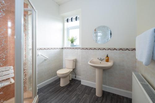 La salle de bains est pourvue de toilettes et d'un lavabo. dans l'établissement Golfers Cottage close to beach, Monifieth and Carnoustie courses, à Monifieth