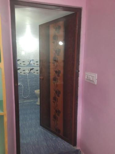 een spiegel in een kamer met een reflectie van een badkamer bij Arunachala Deepam House in Tiruvannamalai