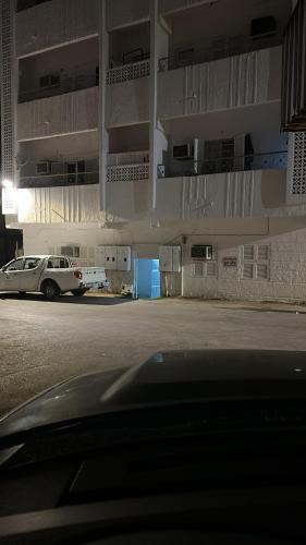 a car parked in a parking lot in front of a building at غرف مفروشة للايجار اليومي والشهري in Al Madinah