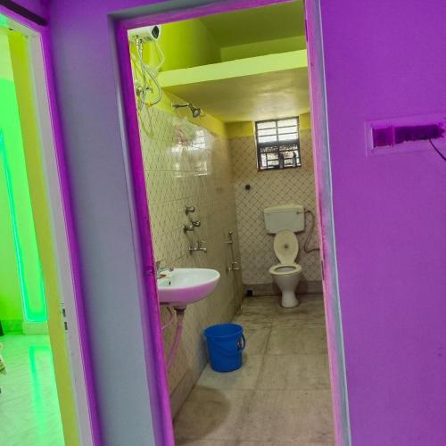 een badkamer met een toilet en een wastafel bij Lara stay 2bhk appartments in Calcutta