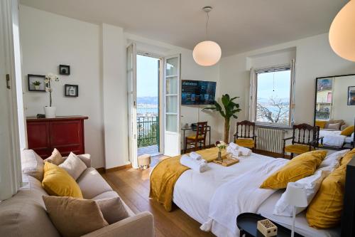 uma sala de estar com uma cama grande e um sofá em [Villa Privata] Vista Mare - in Portovenere em Fezzano