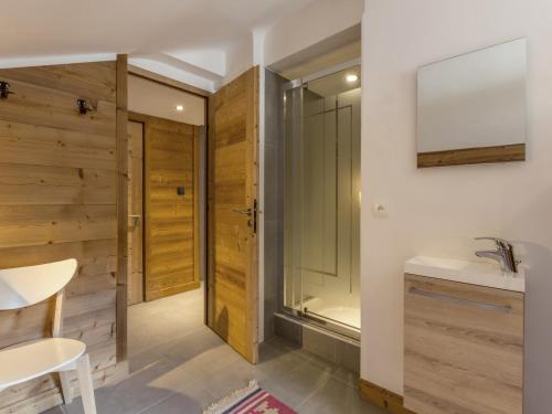 une salle de bain avec douche et lavabo dans l'établissement Chalet cosy au cœur du village, proche pistes et activités, avec cheminée et WIFI - FR-1-304-6, à La Clusaz