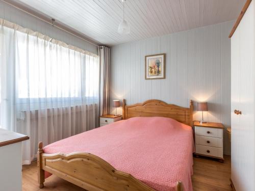 Tempat tidur dalam kamar di Appartement La Clusaz, 3 pièces, 4 personnes - FR-1-304-46