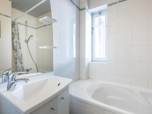 Ένα μπάνιο στο Appartement La Clusaz, 3 pièces, 4 personnes - FR-1-304-46